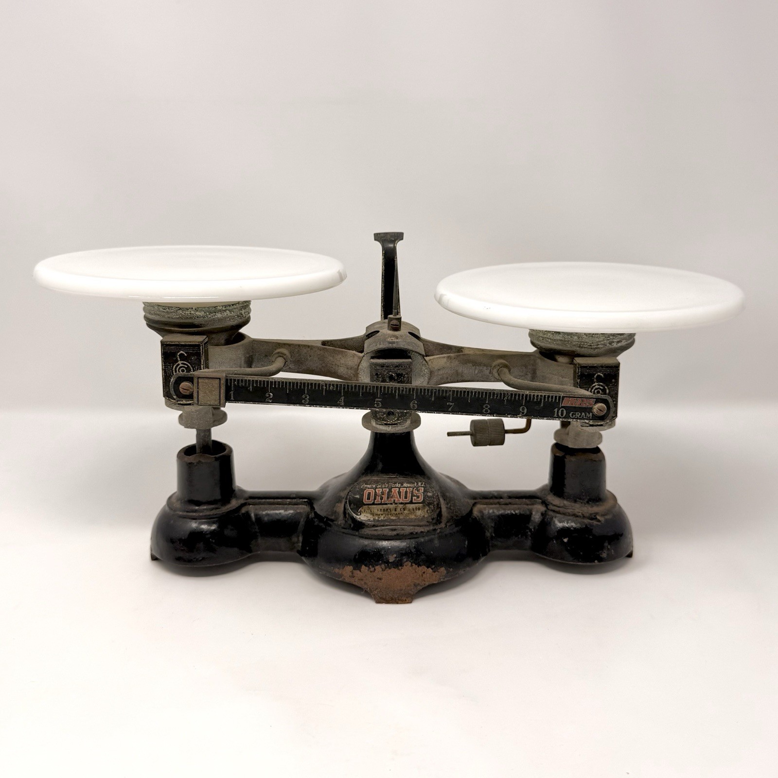 Antique OHAUS 2 Kilo Balance Scale Cast Iron with Milk Glass Trays – Authentic