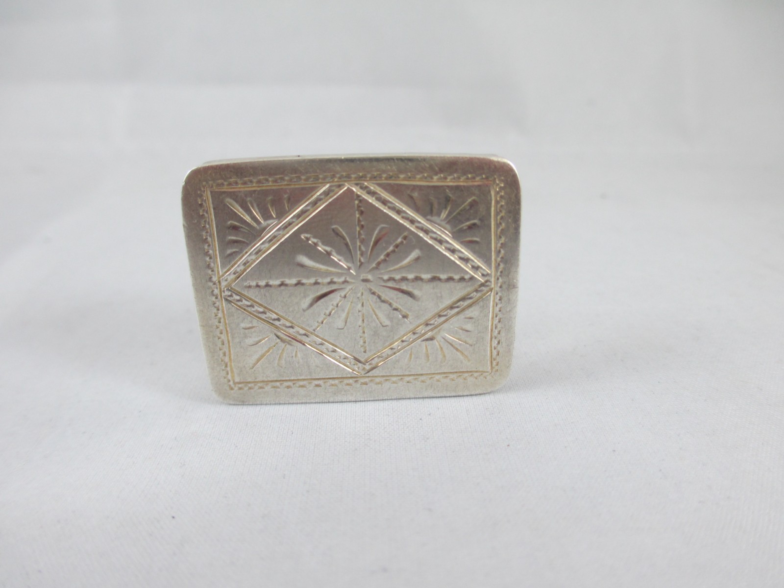 SOLID SILVER PILL BOX BY THE REKNOWNED LONDON SILVERSMITH, ARI. D. NORMAN 1990