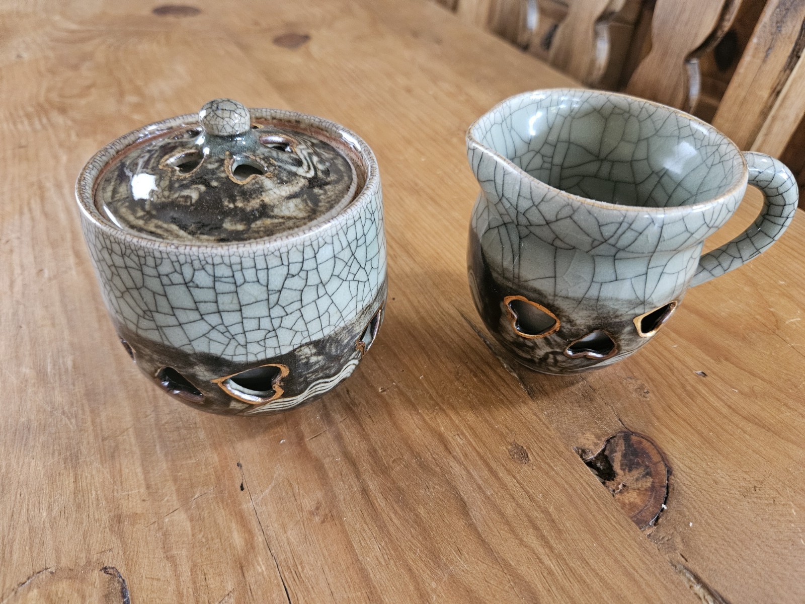 Soma Ware Obari Somayaki Crackle Glaze Gold Horse Heart . Cream & Cream Set