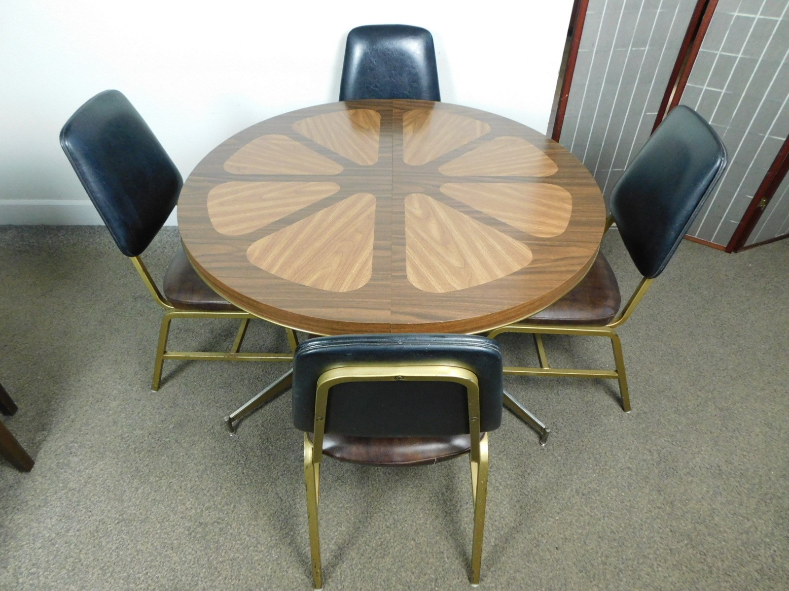 MCM Flower Power Walnut 1963 Atomic Kitchen Dining Table 42 Round + 18″ Ext Leaf