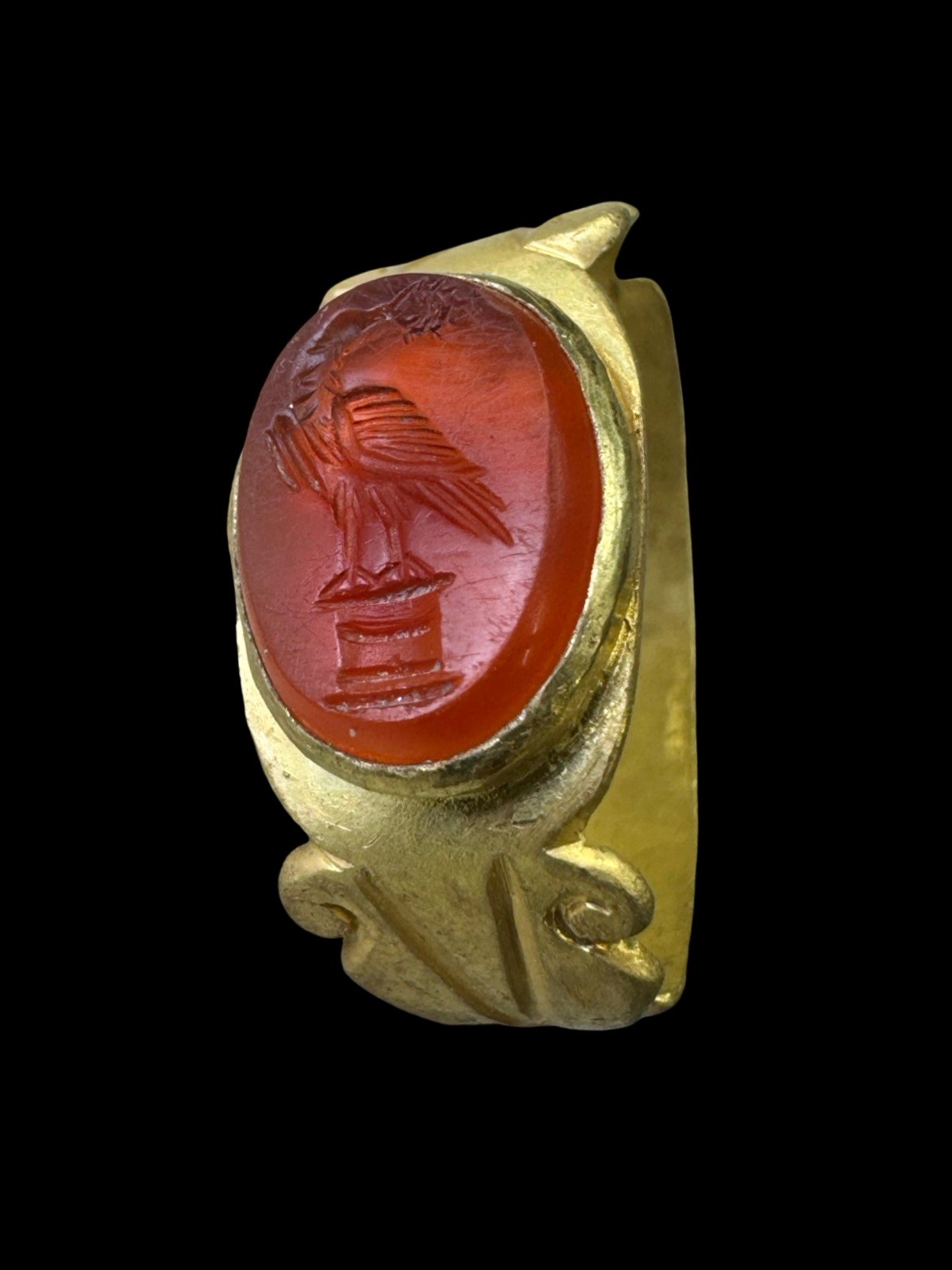Roman Gold Ring with intaglio Eagle on altar accompanied with Academic report