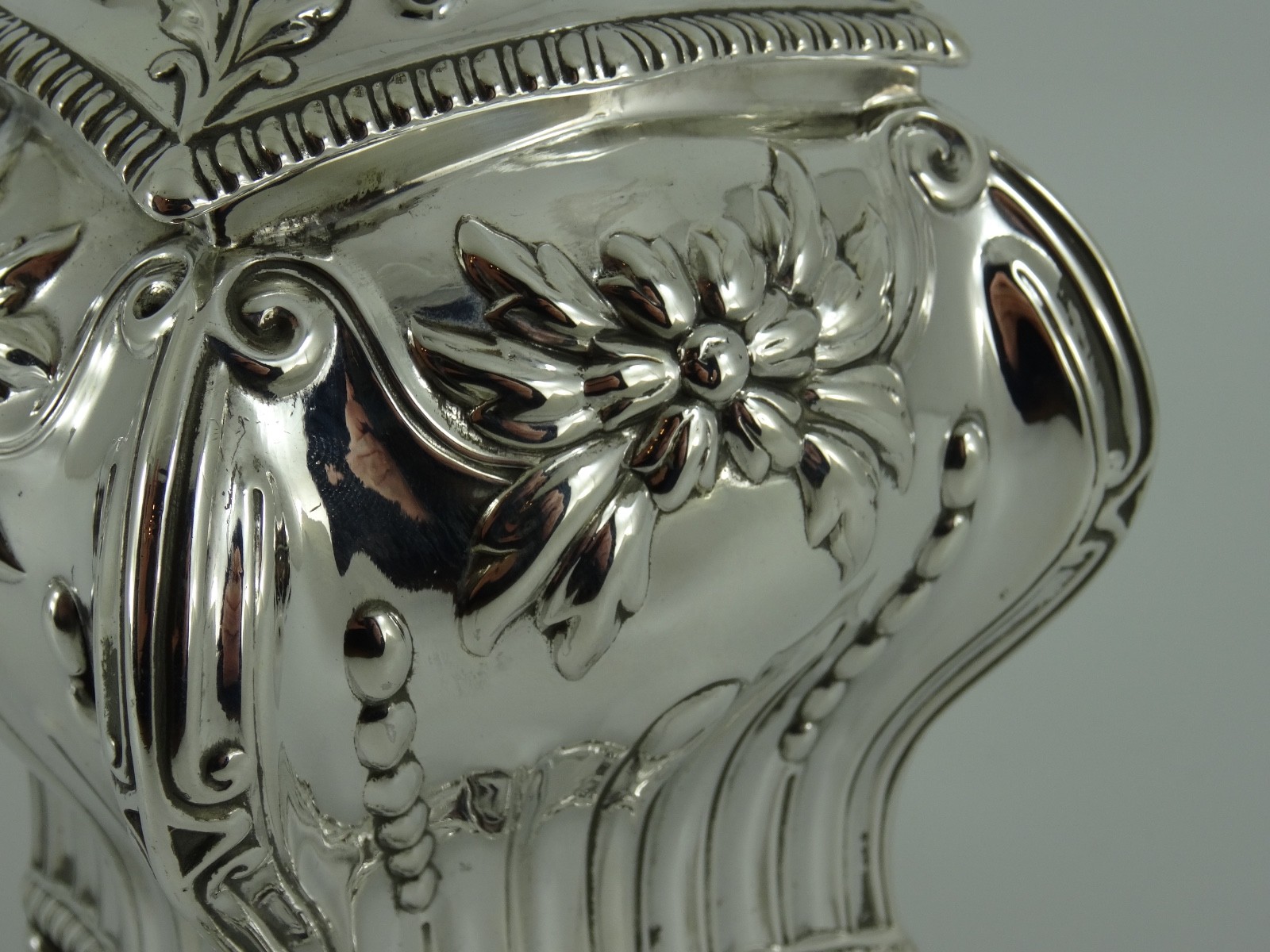 V BEAUTIFUL ENGLISH VICTORIAN SOLID SILVER BOMBE FORM TEA CADDY LONDON 1896 313G