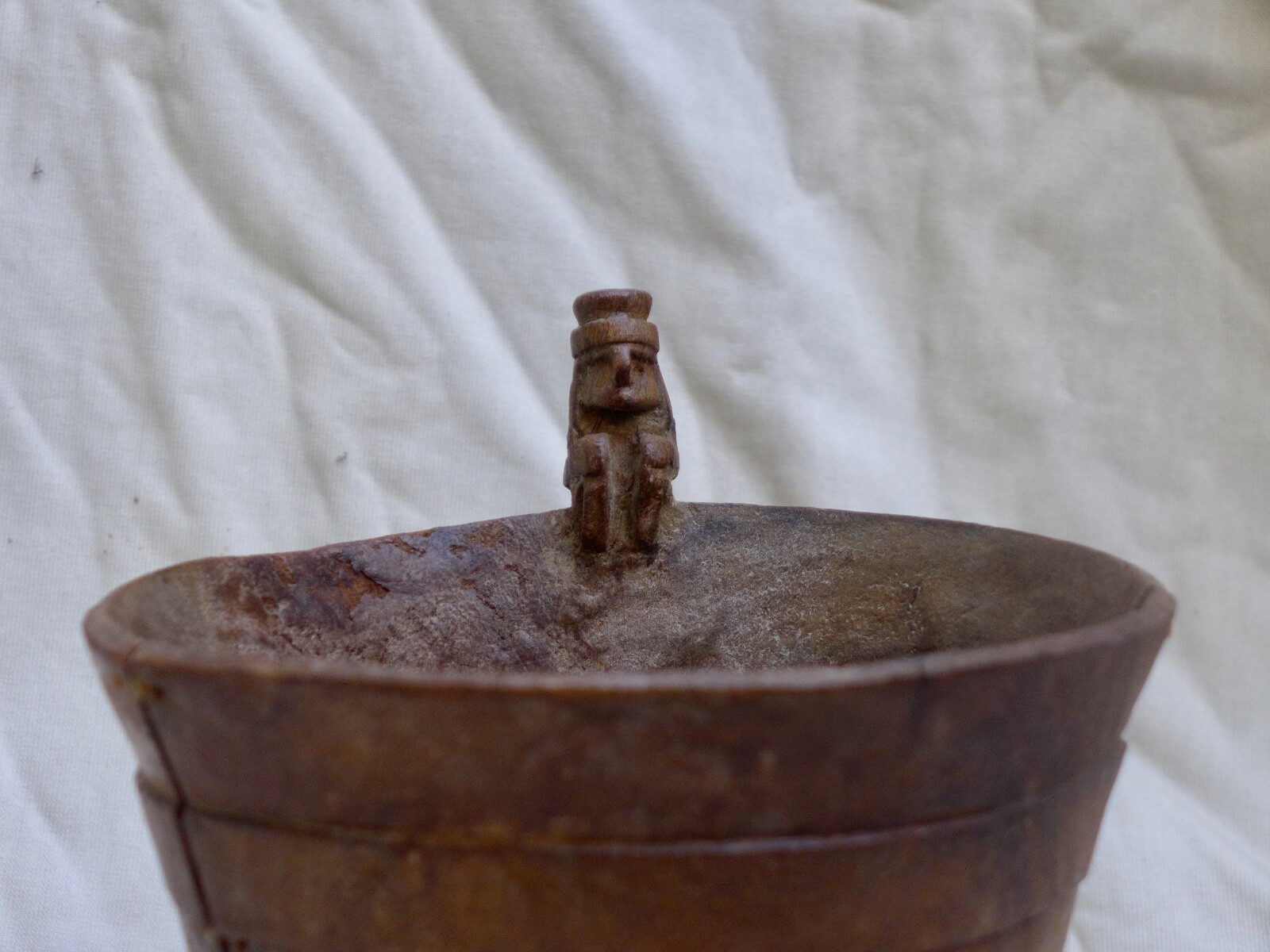Rare Pre Columbia quero with a sitting human figure at the rim, Tiahuanaco, Peru