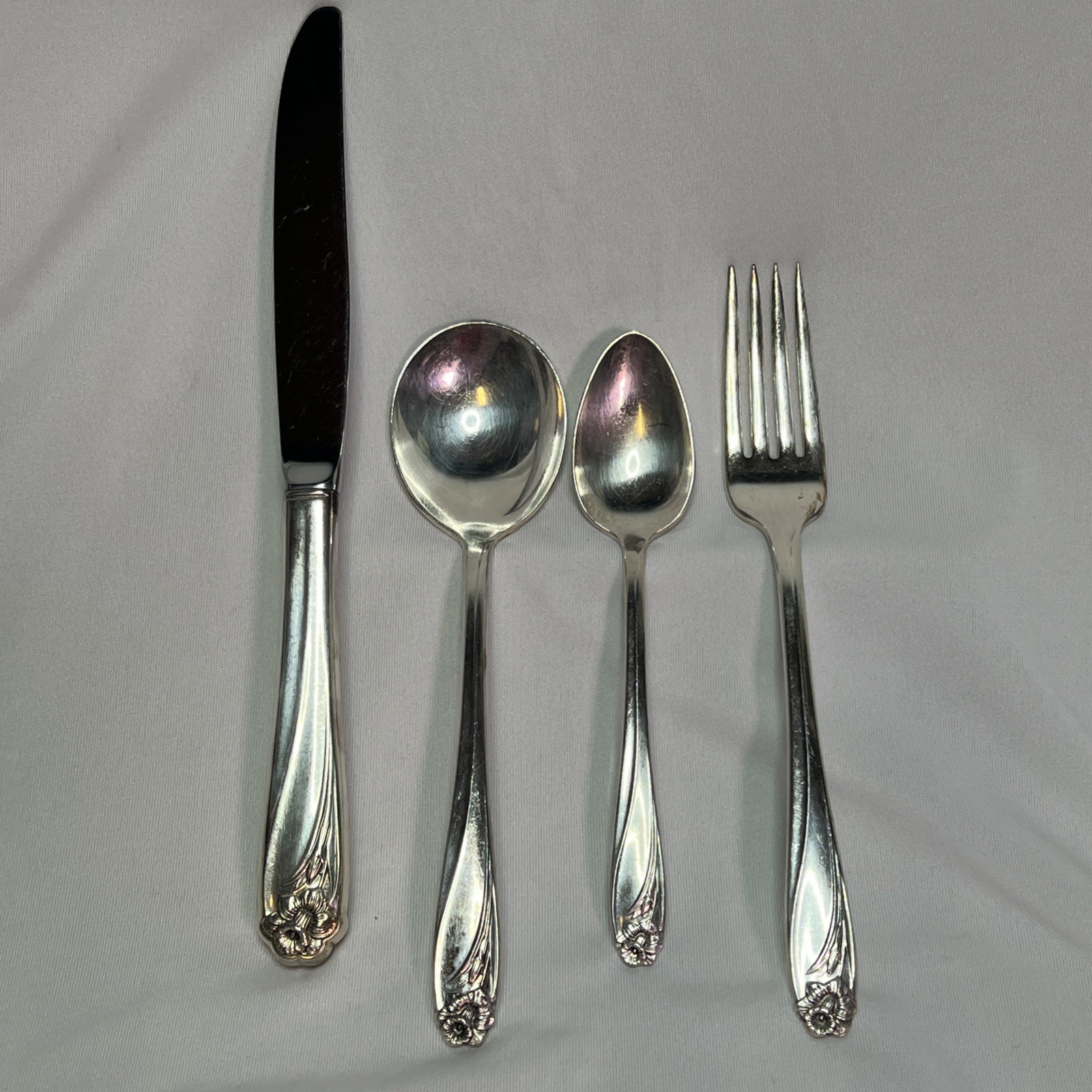 1847 Rogers Bros Daffodil 4 pc Place Setting Fork Knife Spoons Silverplate VTG