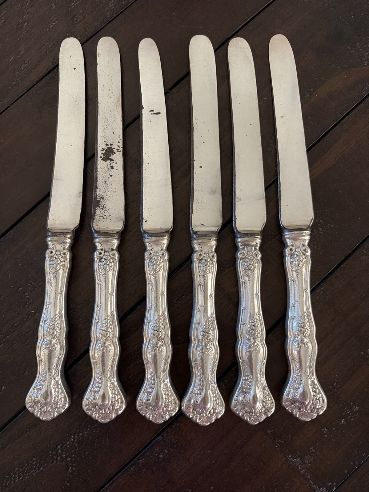 Set of 6 Antique 1847 Rogers Bros 1904 VINTAGE Grapes Silverplate Dinner Knives