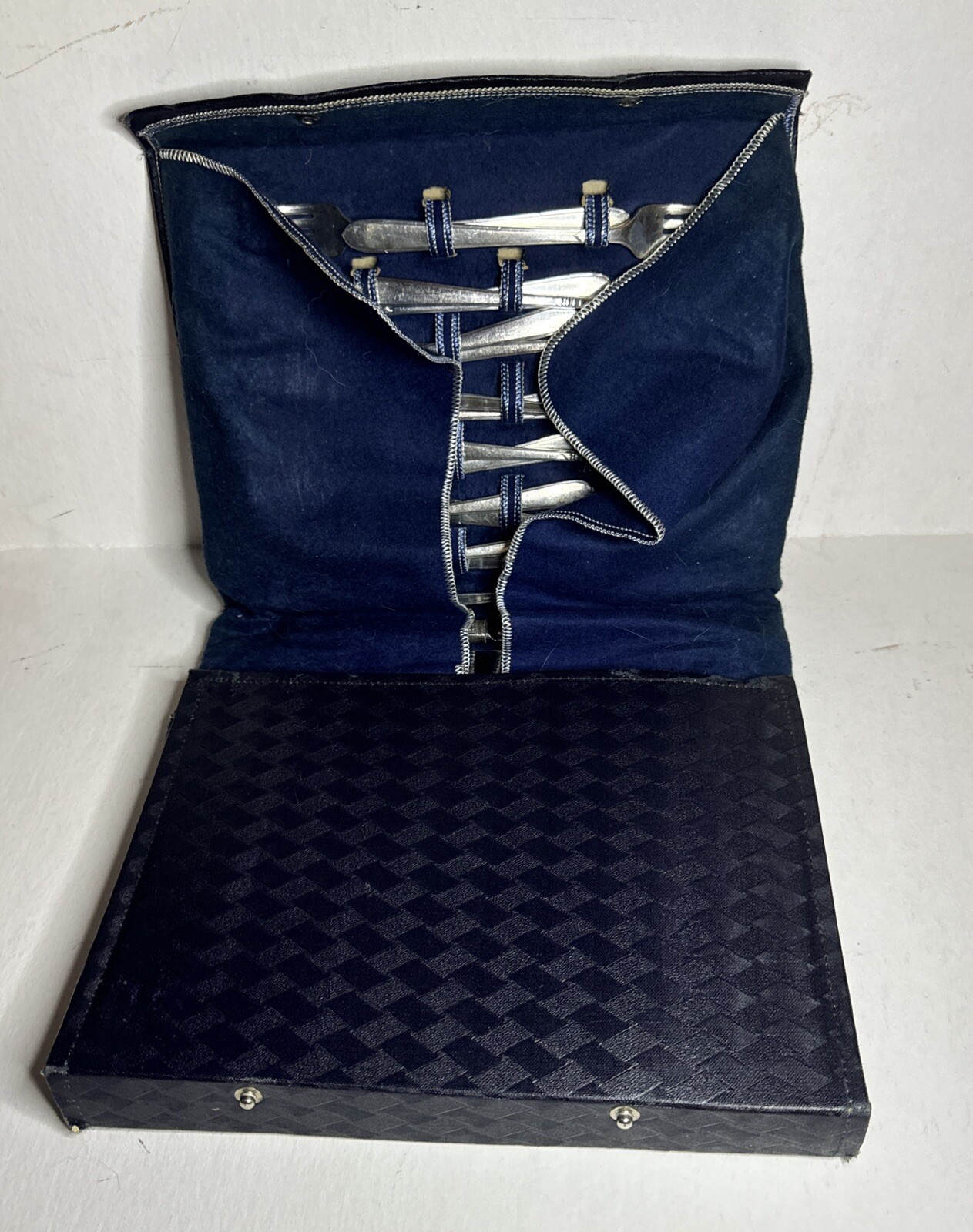 34 Piece Oneida Community Silver Plate Barley Square Flatware Set with Case