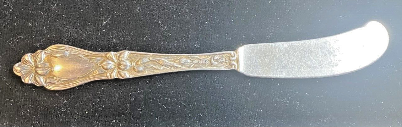 1910 Whiting Sterling Silver LILY-FLORAL Pattern, FLAT HANDLE BUTTER KNIFE, 33g