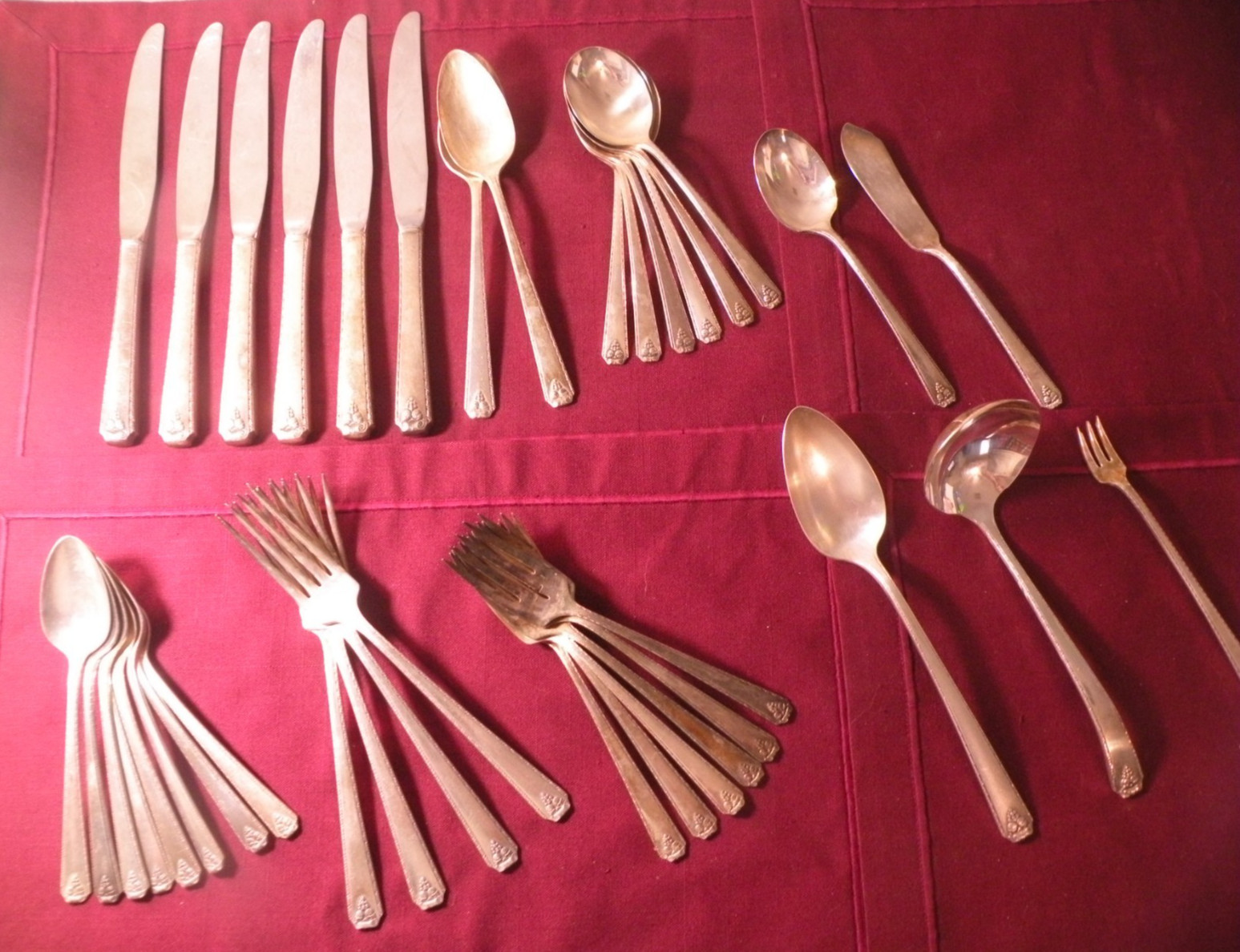 36 Pieces Oneida Bordeaux silverplate flatware Round Soup Spoons Forks Knives