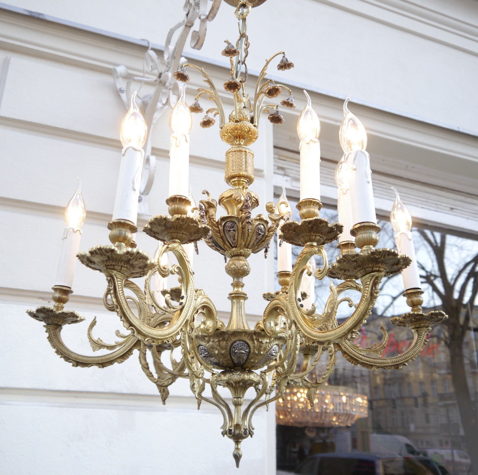 LARGE FIGURAL LOUIS XV STYLE BRASS CHANDELIER MASKARONS & PUTTI 8 LIGHTS Ø 27″