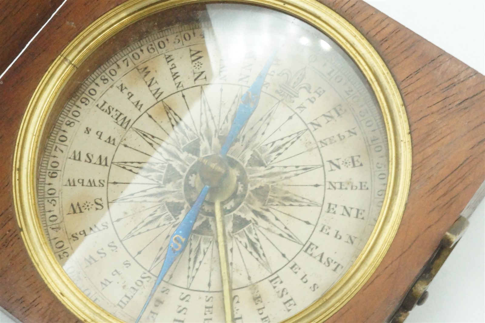 ANTIQUE GEORGIAN POCKET COMPASS – ENGLISH WOODEN CASE c1820