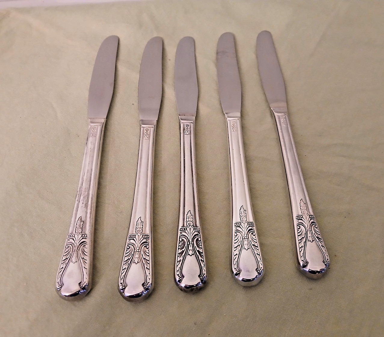 5 PC SET VINTAGE 1940 AVALON CABIN KNIVES WM ROGERS MFG CO. SILVER PLATE
