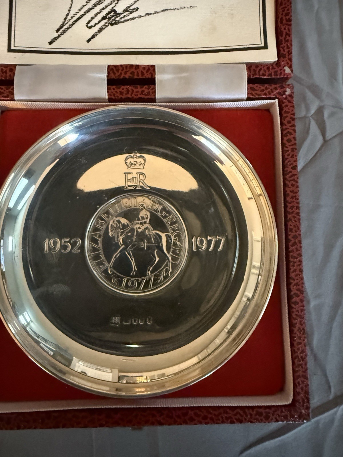 Silver plate with the silver jubilee of her Majesty coin. Super collectible