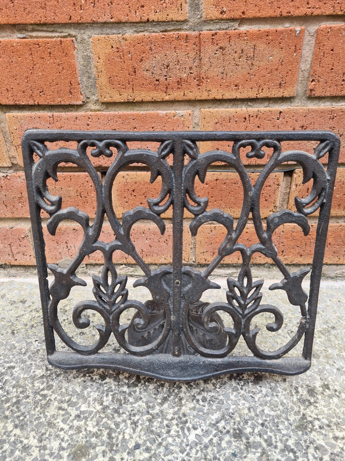 Vintage Heavy Cast Iron Adjustable Book Stand 10.5″ W X 9″ H. 2.7kg Weight.