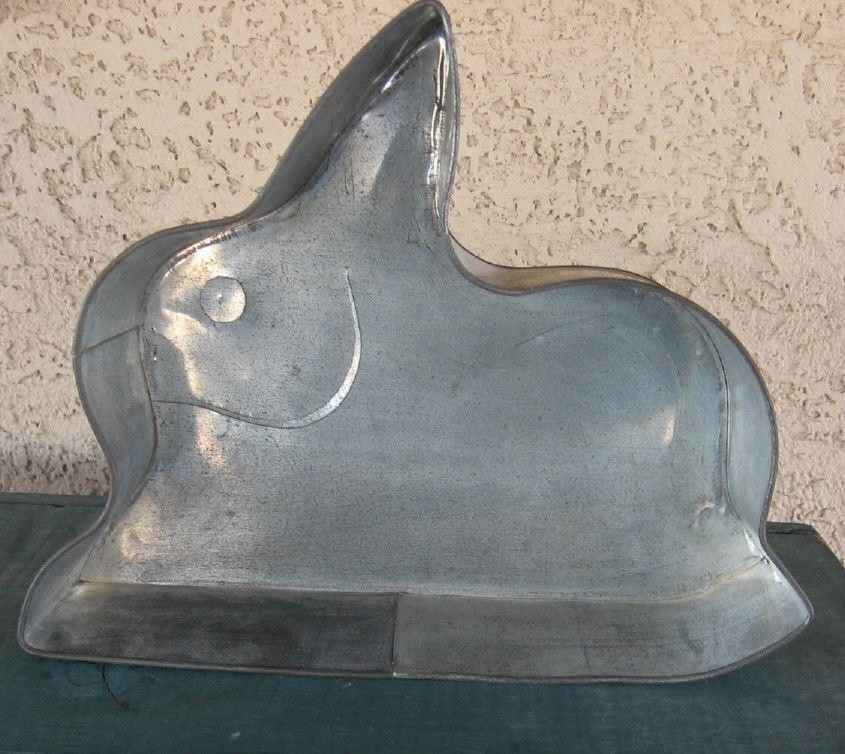 ANTIQUE PRIMITIVE EASTER BUNNY RABBIT FORM BAKING MOLD HANDMADE METAL PAN