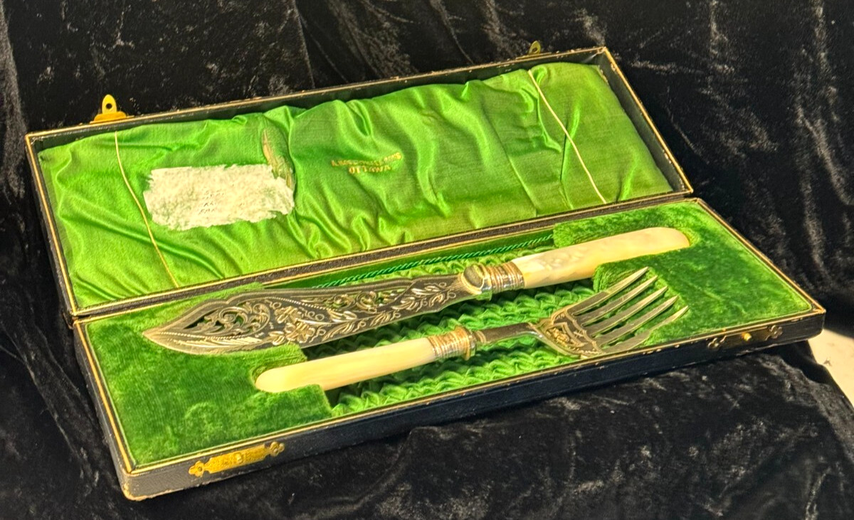 MOTHER OF PEARL SILVERPLATE FISH SERVERS W/CASE ENGLISH ENGRAVED DECORATION