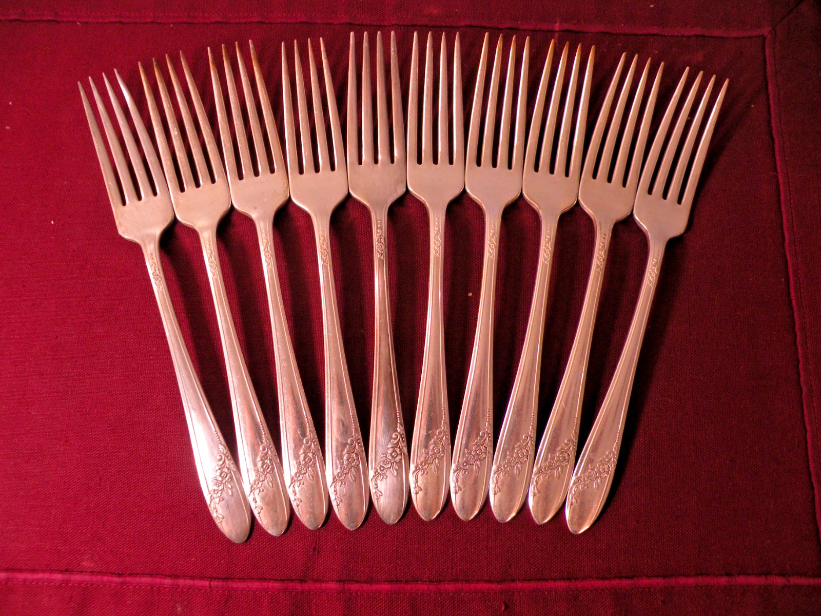 Set Of 8 Dinner Forks QUEEN BESS II Oneida Community Tudor Plate 7 1/2″ .