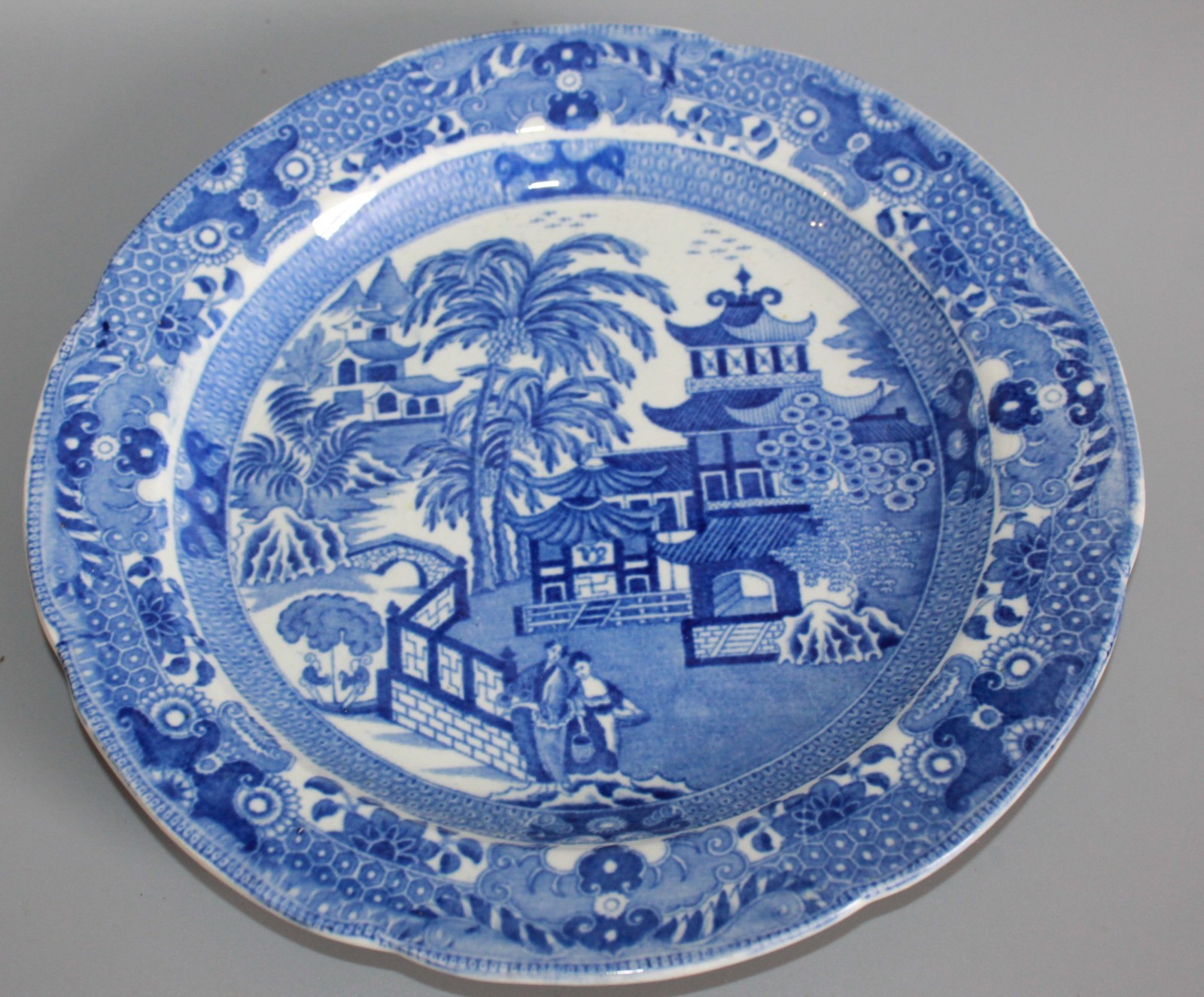 ANTIQUE PEARLWARE BLUE & WHITE WILLOW PATTERN PLATE