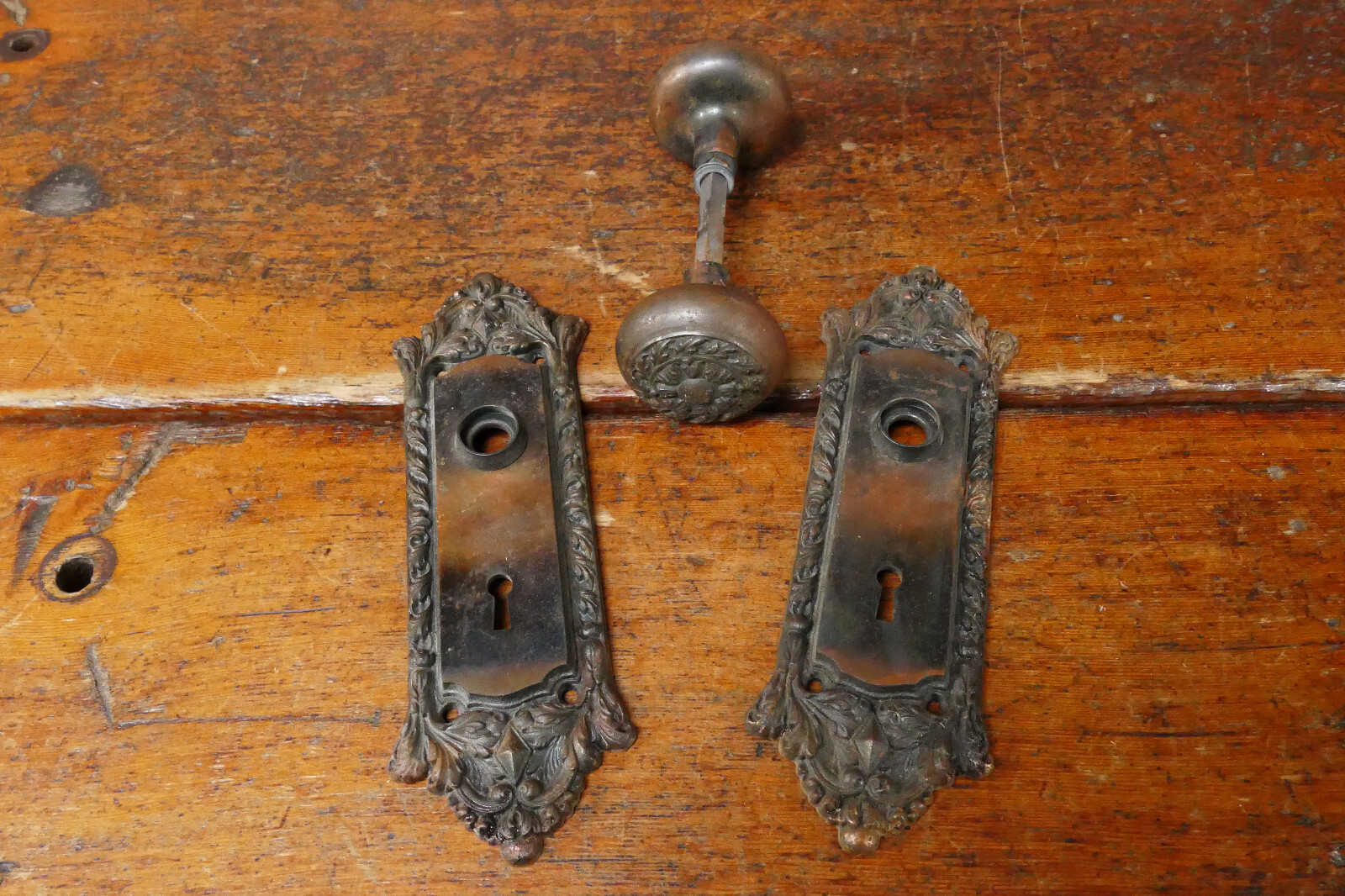 Antique CHATHAM Victorian Art Nouveau Cast Iron Door Knob Set w/ Back Plates