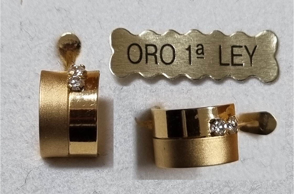 18k yellow gold and zirconia earrings. Weight 1.60 gr. 11 x 6.50 mm.