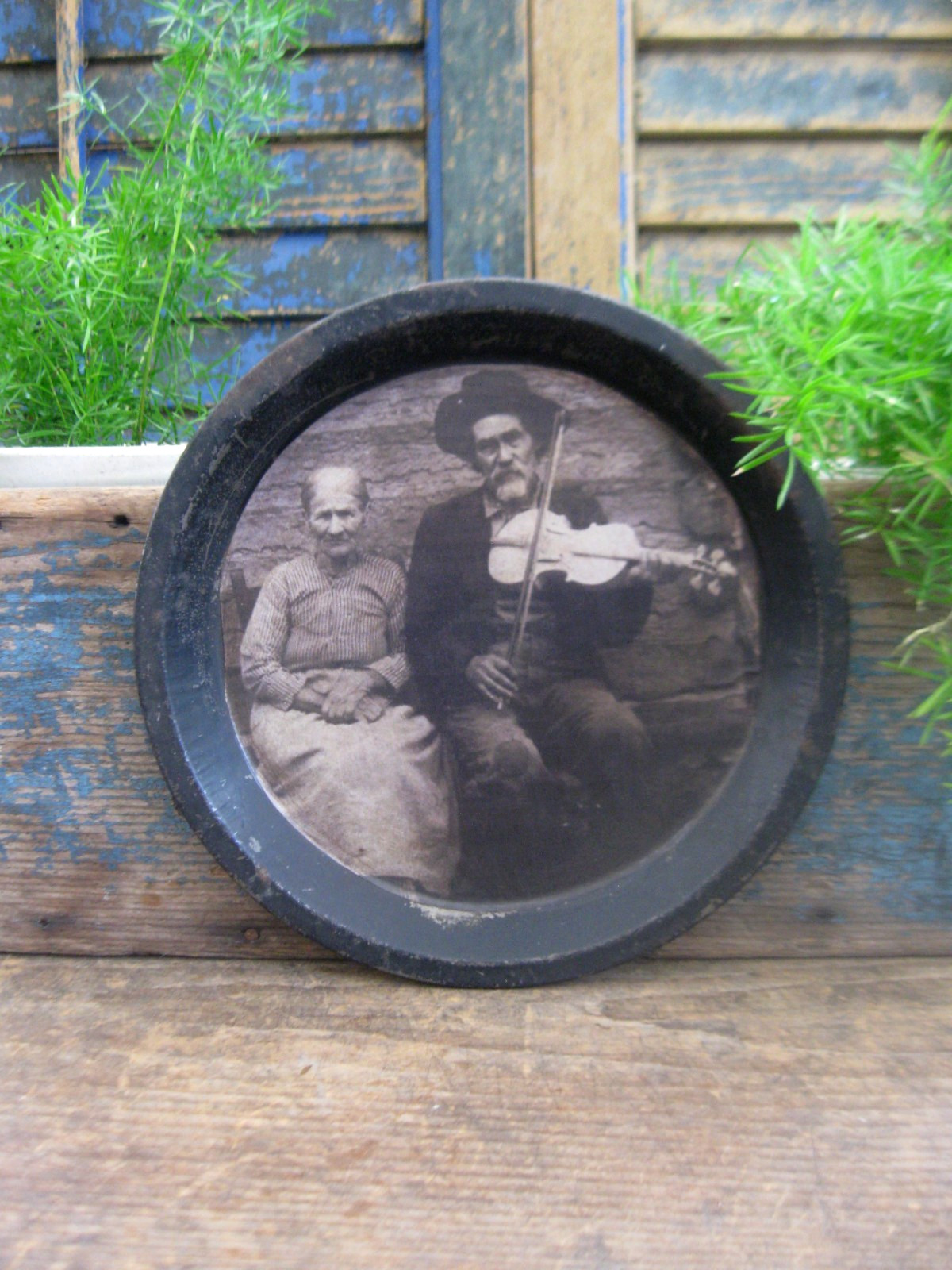 Antique 6″ Tin Toy Pie Pan Old Black Paint Old Photo Print Couple with Fiddle