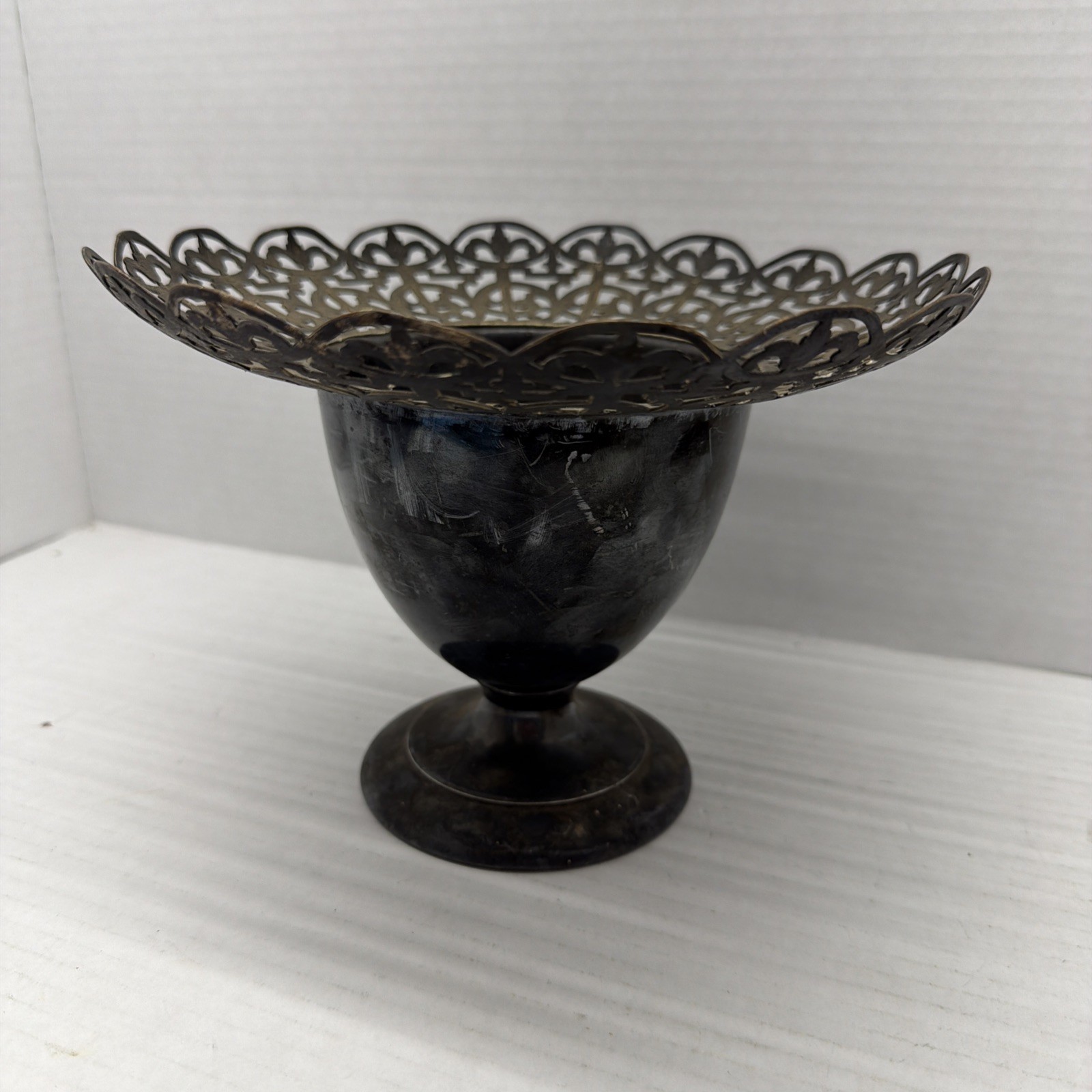 8.5” Round Pierced Meriden S.P.Co International Silver Plate Pedestal Bowl 320