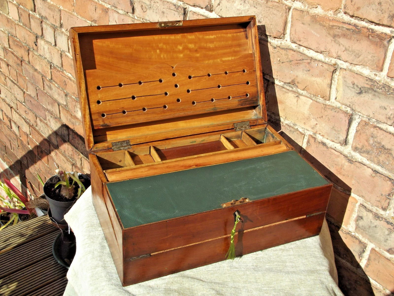 Interesting three-fold Writing Slope with ruler two types of secret compartments