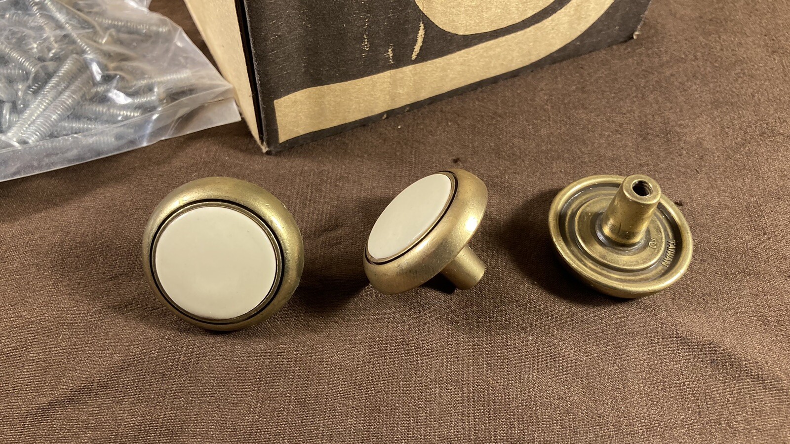 Lot of 50 NOS Vintage 1980s 1990s Kitchen Bathroom Cabinet Door Pull Knob