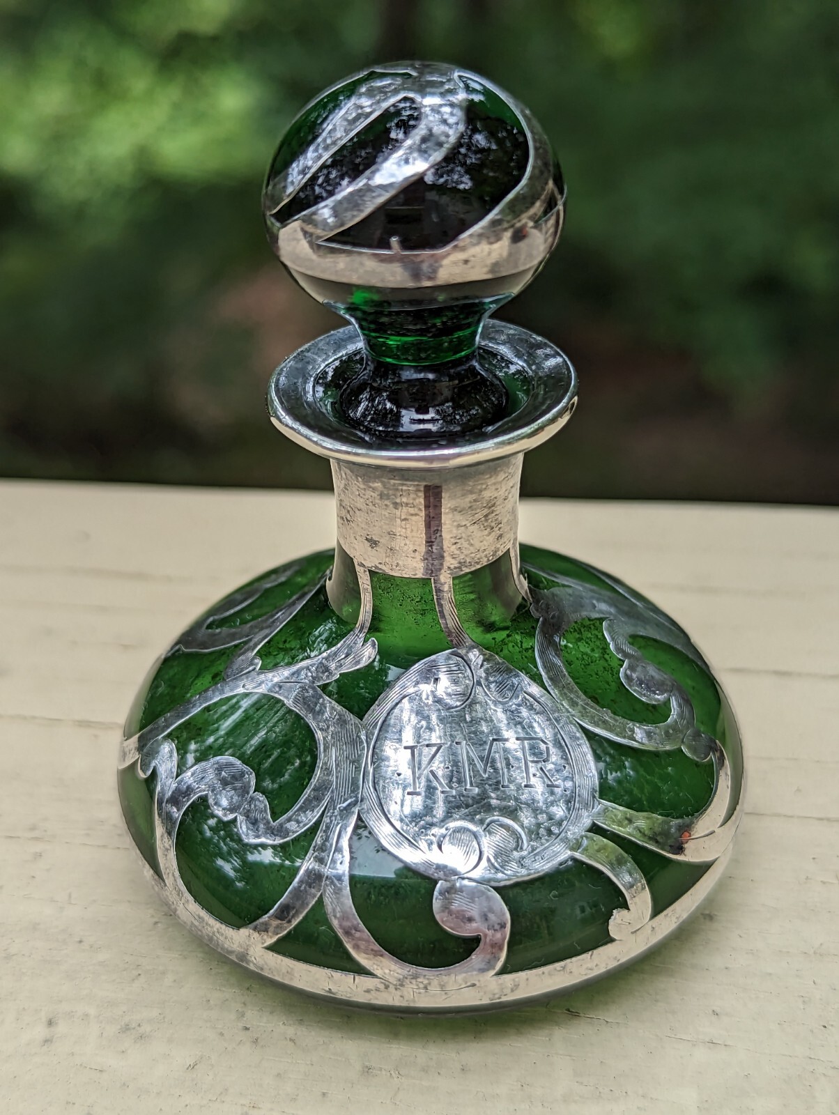 ART NOUVEAU 1900’s GREEN ART GLASS 3.25″ PERFUME BOTTLE STERLING SILVER OVERLAY