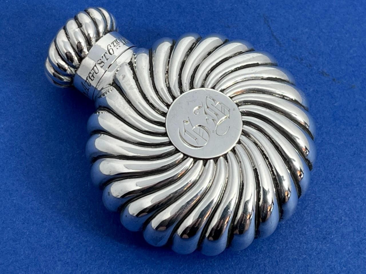 STUNNING ANTIQUE VICTORIAN SOLID SILVER SAMPSON MORDAN PERFUME / SCENT BOTTLE