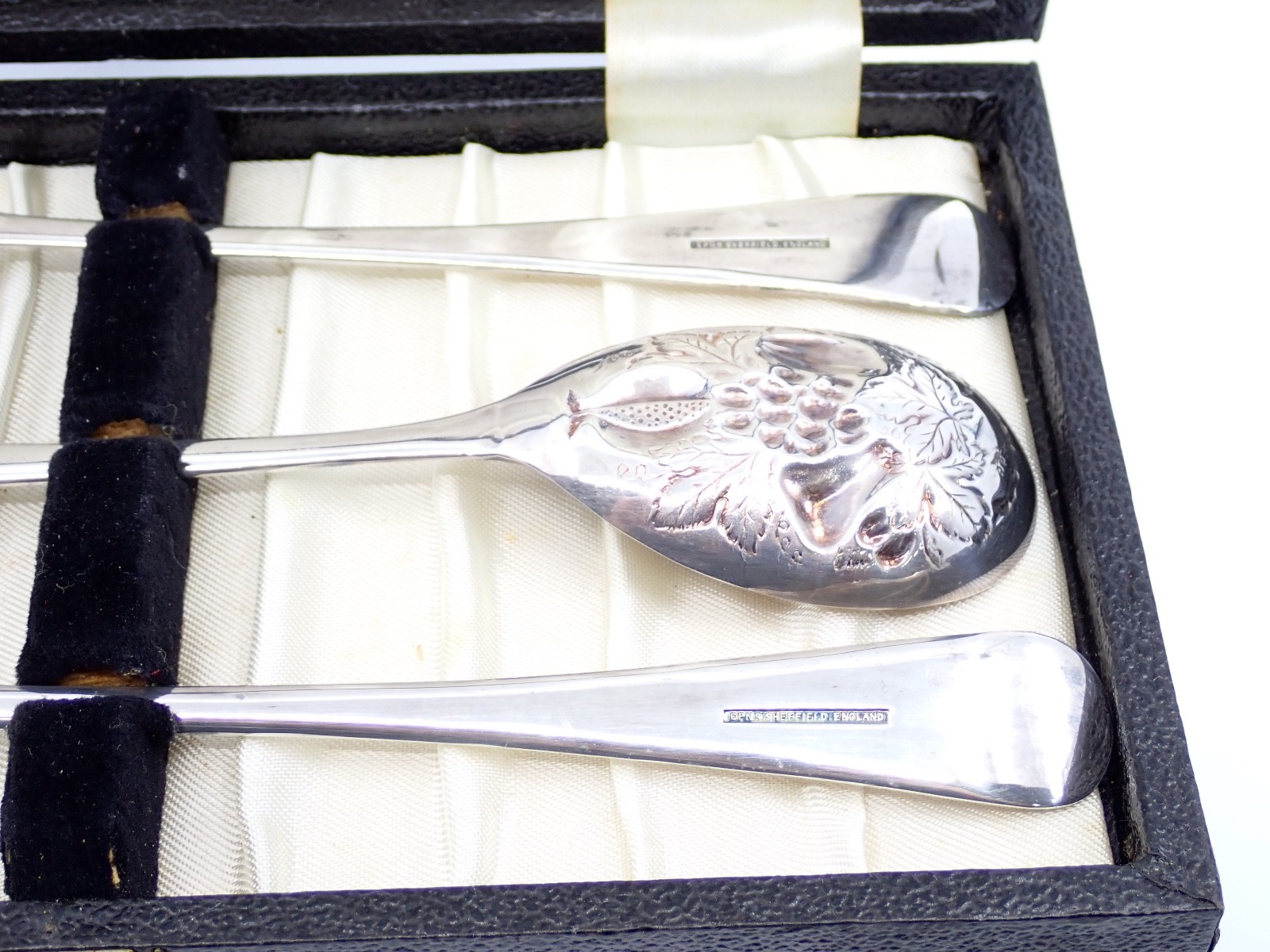 Vintage Raimond EPNS Sheffield England Embossed Fruit Preserve Spoon Set w/ Box