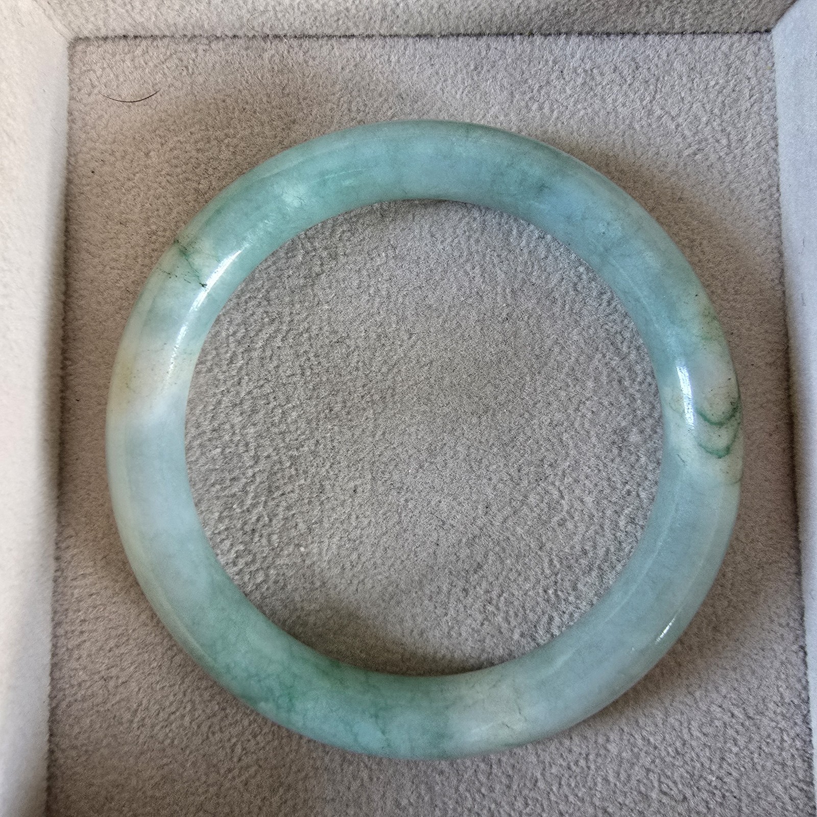 Beautiful Green Jadeite Jade Grade A, 5.2CM INTERNAL size.