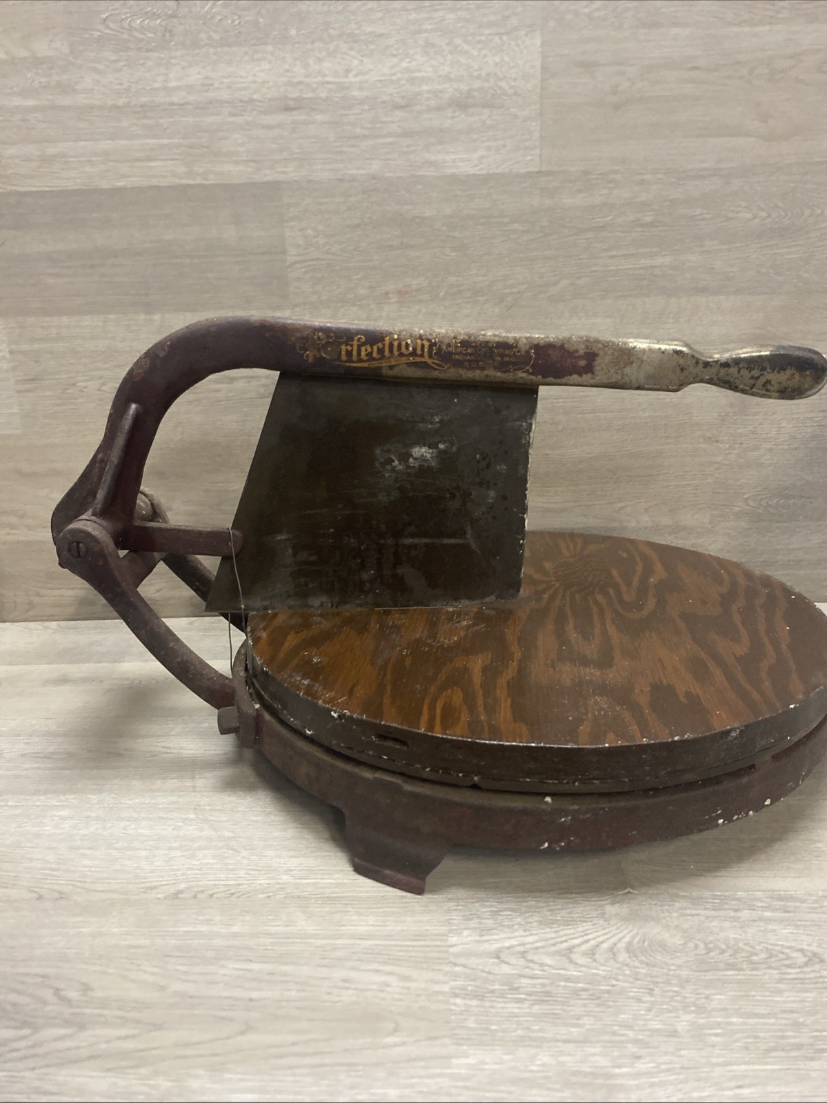 ANTIQUE PERFECTION AMERICAN COMPUTING CHEESE CUTTER CO. CHEESE WHEEL CUTTER