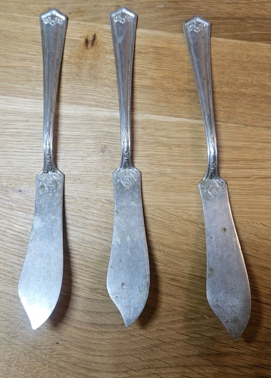 Vintage 1847 WM Rogers Silverplate Master Butter Knives 3 Piece Set
