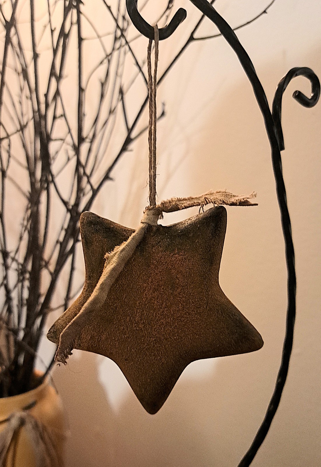 1 3.25″L PRIM GRUNGY BLACKENED BEESWAX HANGING STAR/LEPIDIUM-PEPPER PEG HANGER