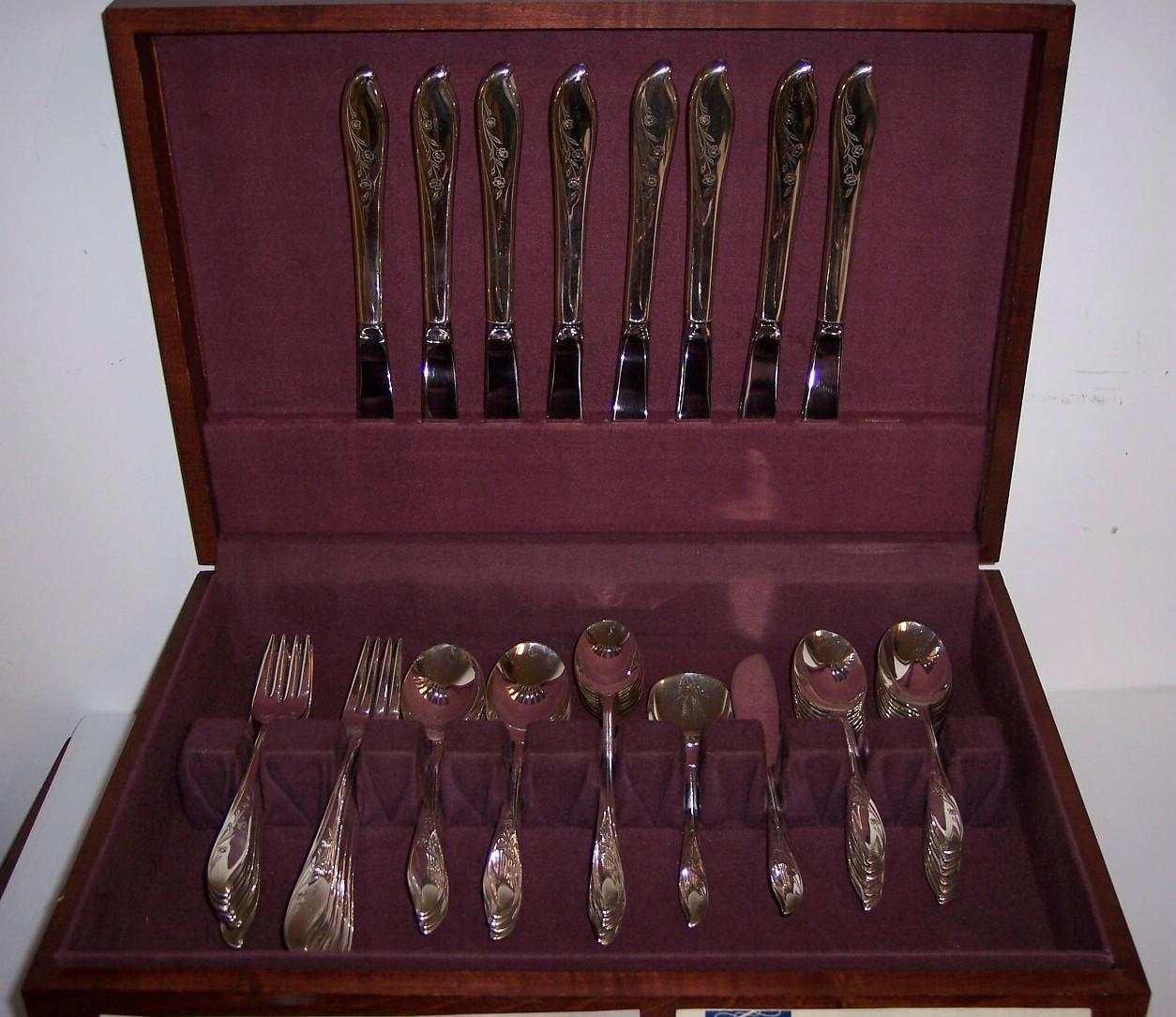 Circa 1964 Vintage Roger Bros SPRINGTIME Silverplate Flatware Set w Chest 60 pc