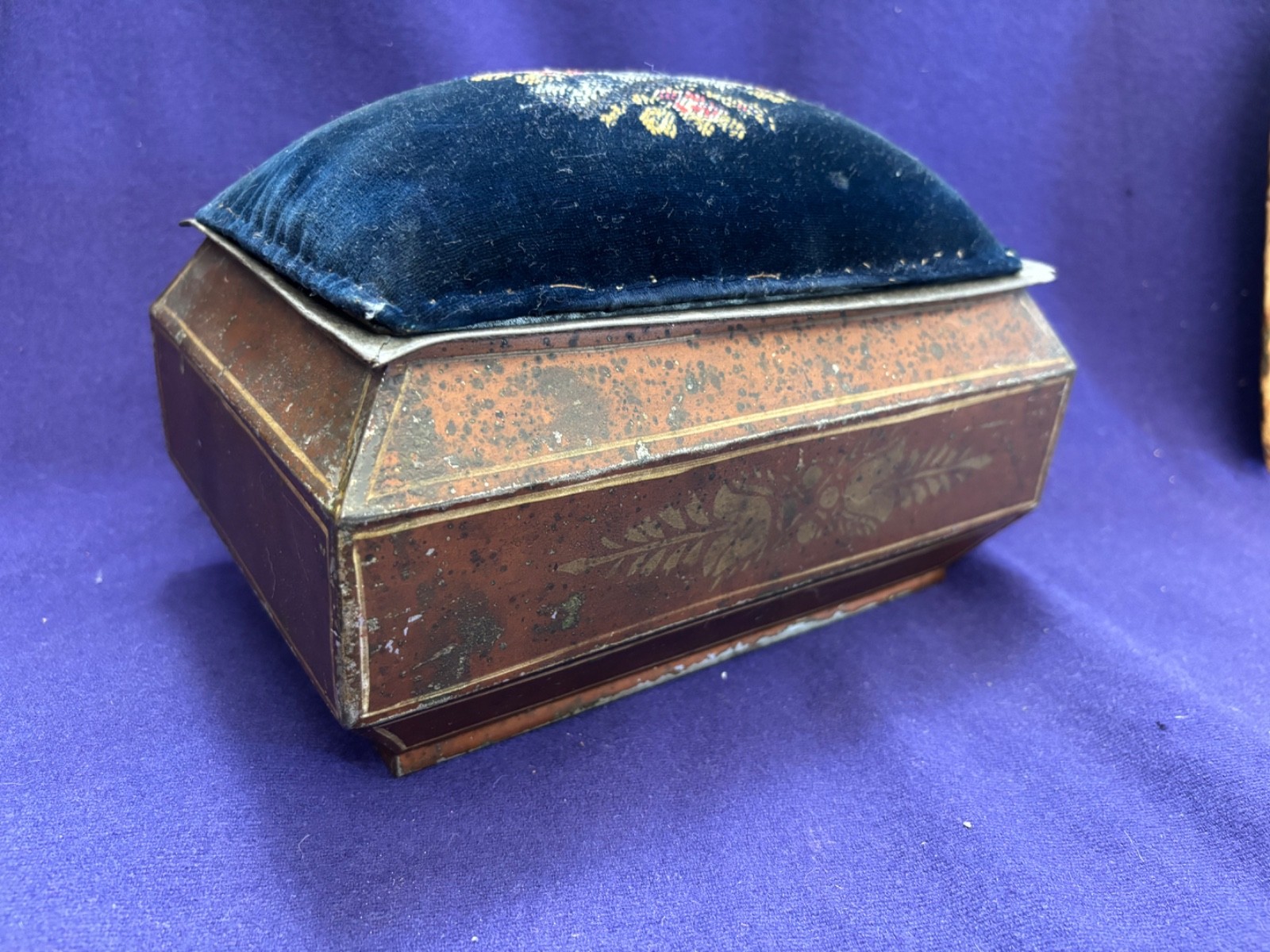 ANTIQUE AMERICAN FOLKART TOLEWARE SEWING BOX EMBROIDERED VELVETEEN PINCUSHION