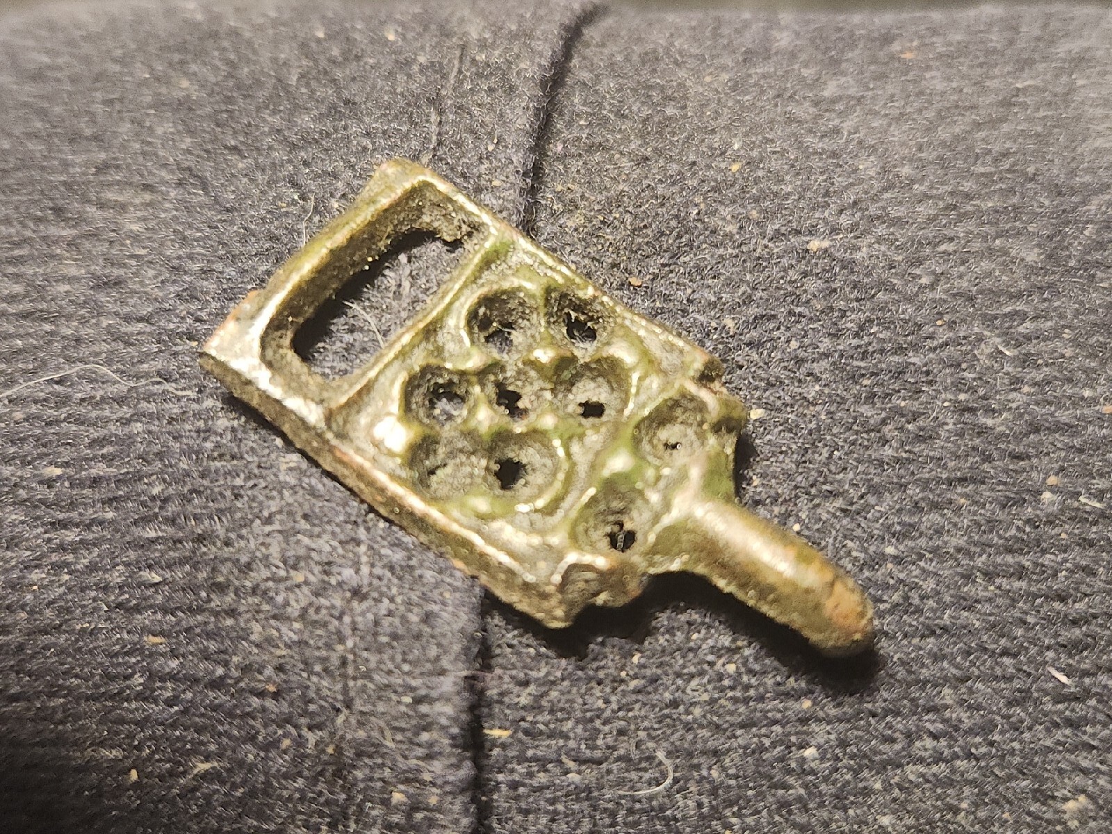 Tudor Bronze Clothing Hook Tag Beautiful Decoration Please See description LA42g
