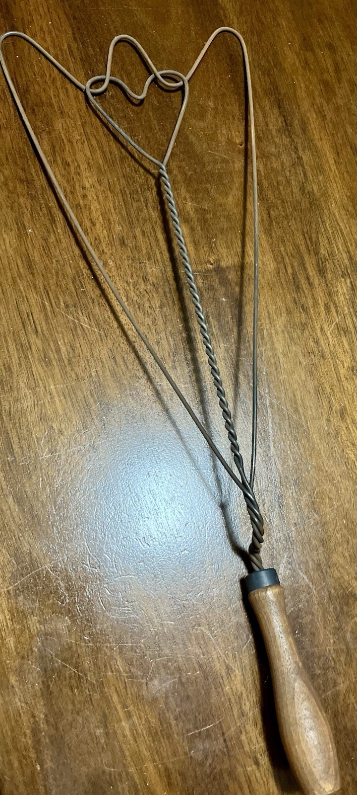 Vintage Wire Rug Beater with Wood Handle – Antique Heart Motif Pillow Beater 22”