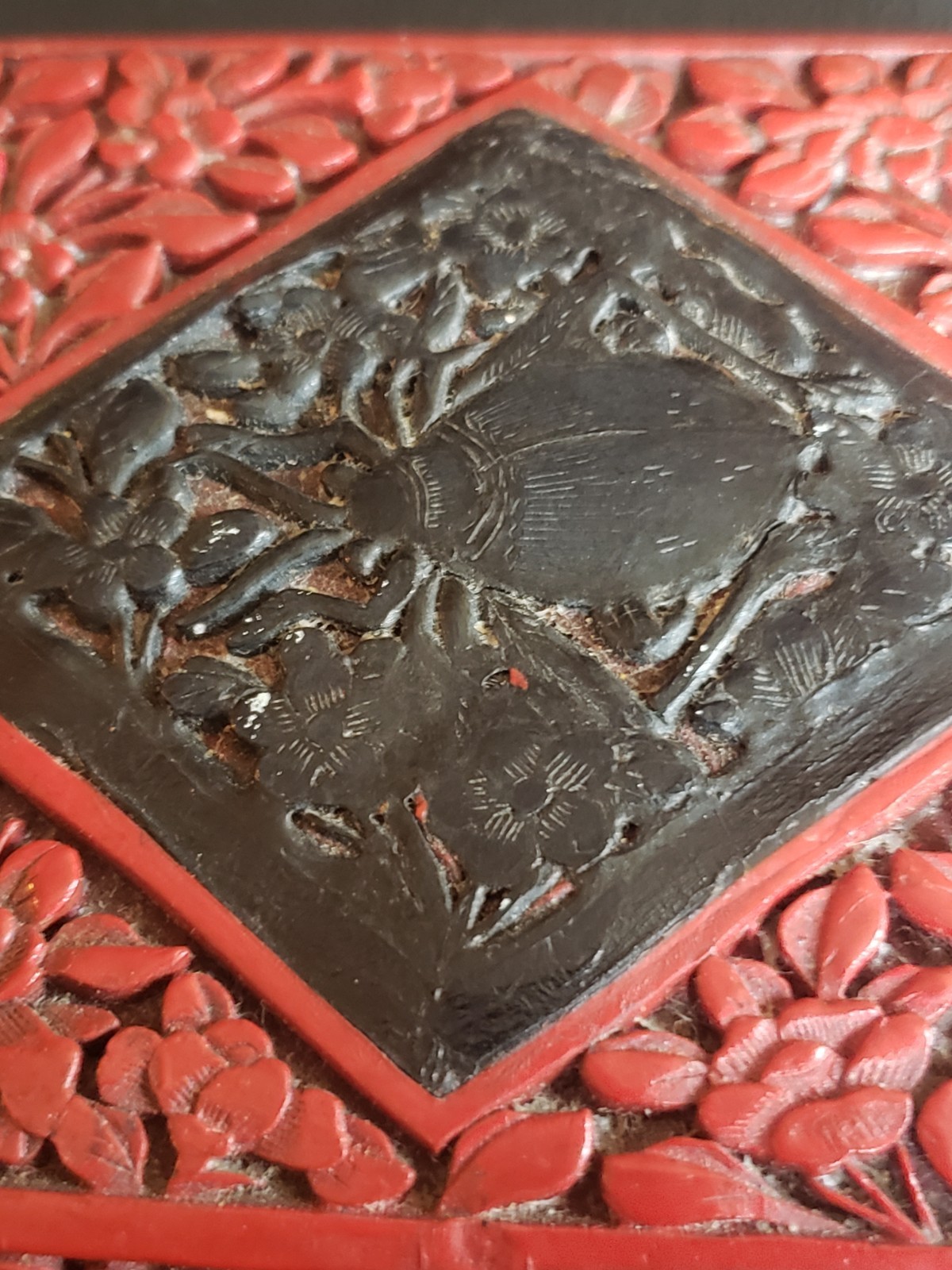 ANTIQUE c1920 CHINESE CINNABAR & BLACK LACQUER BOX BUG BEETLE DEEP CARVING