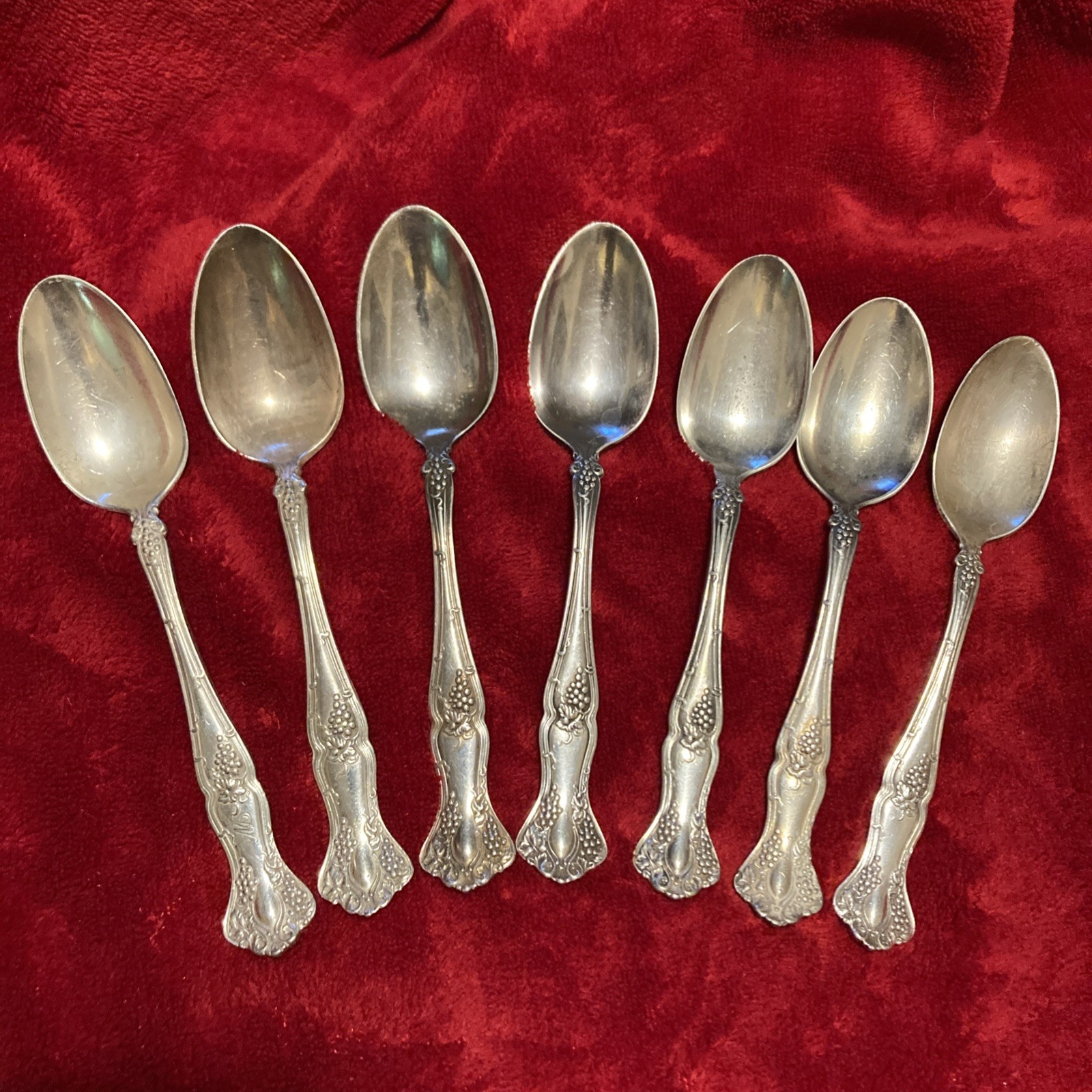 1847 Rogers XS VINTAGE GRAPE Qty 7 Teaspoons 6″ International 1904