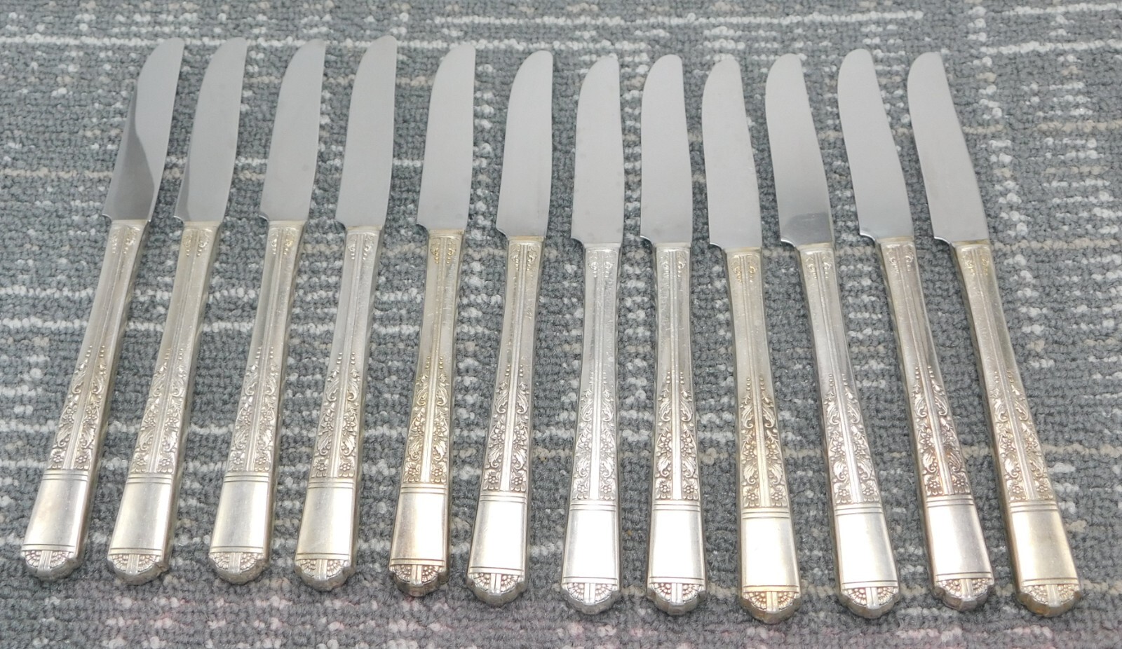 12 Oneida Tudor Plate Royal York New French Hollow Grille Knife Silver Plate