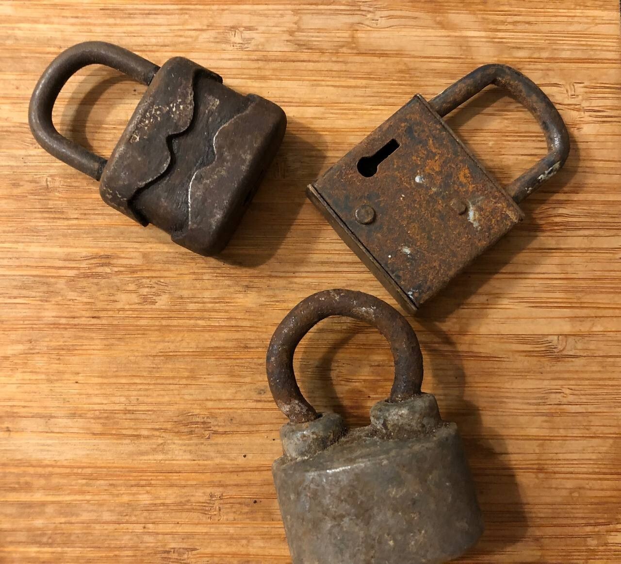 Old castle 3 pieces, very rare, around the middle of the 20th century….