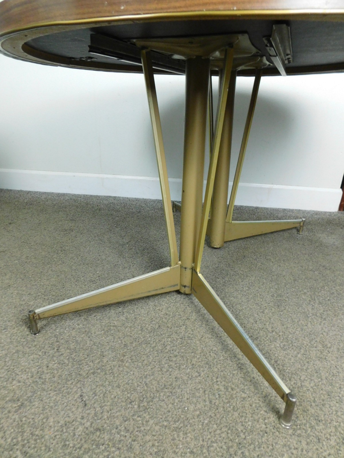 MCM Flower Power Walnut 1963 Atomic Kitchen Dining Table 42 Round + 18″ Ext Leaf