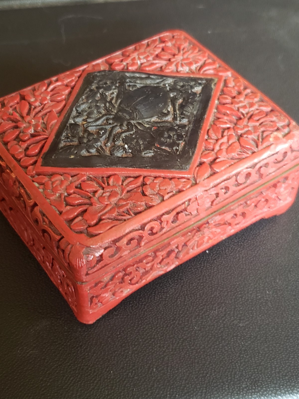 ANTIQUE c1920 CHINESE CINNABAR & BLACK LACQUER BOX BUG BEETLE DEEP CARVING