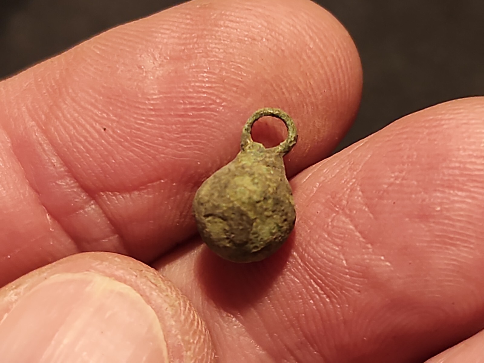 Post Medieval/Tudor bronze button. Please see description. LA151i