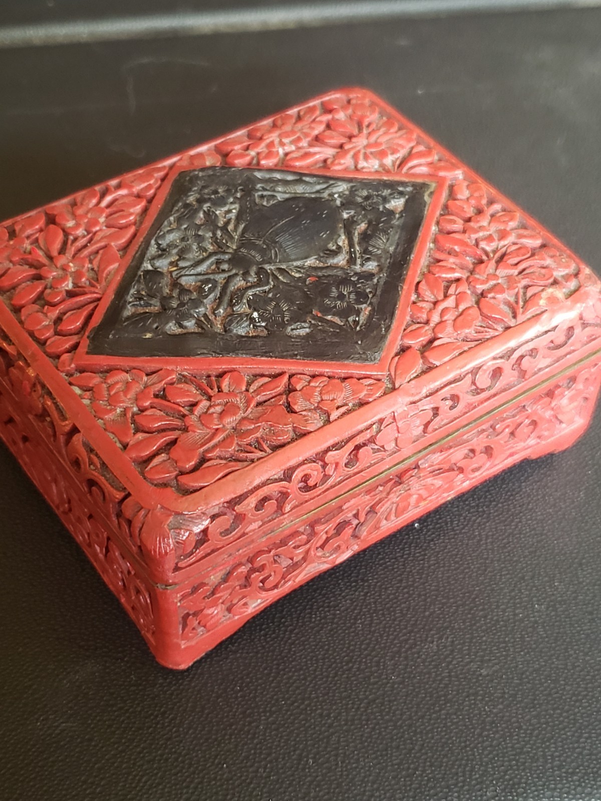 ANTIQUE c1920 CHINESE CINNABAR & BLACK LACQUER BOX BUG BEETLE DEEP CARVING