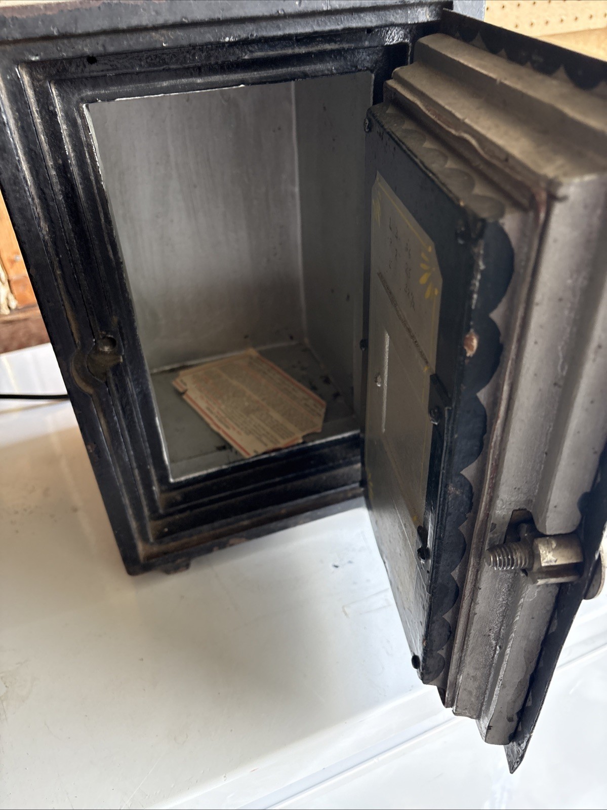 MELINKS Antique Safe. Read Description
