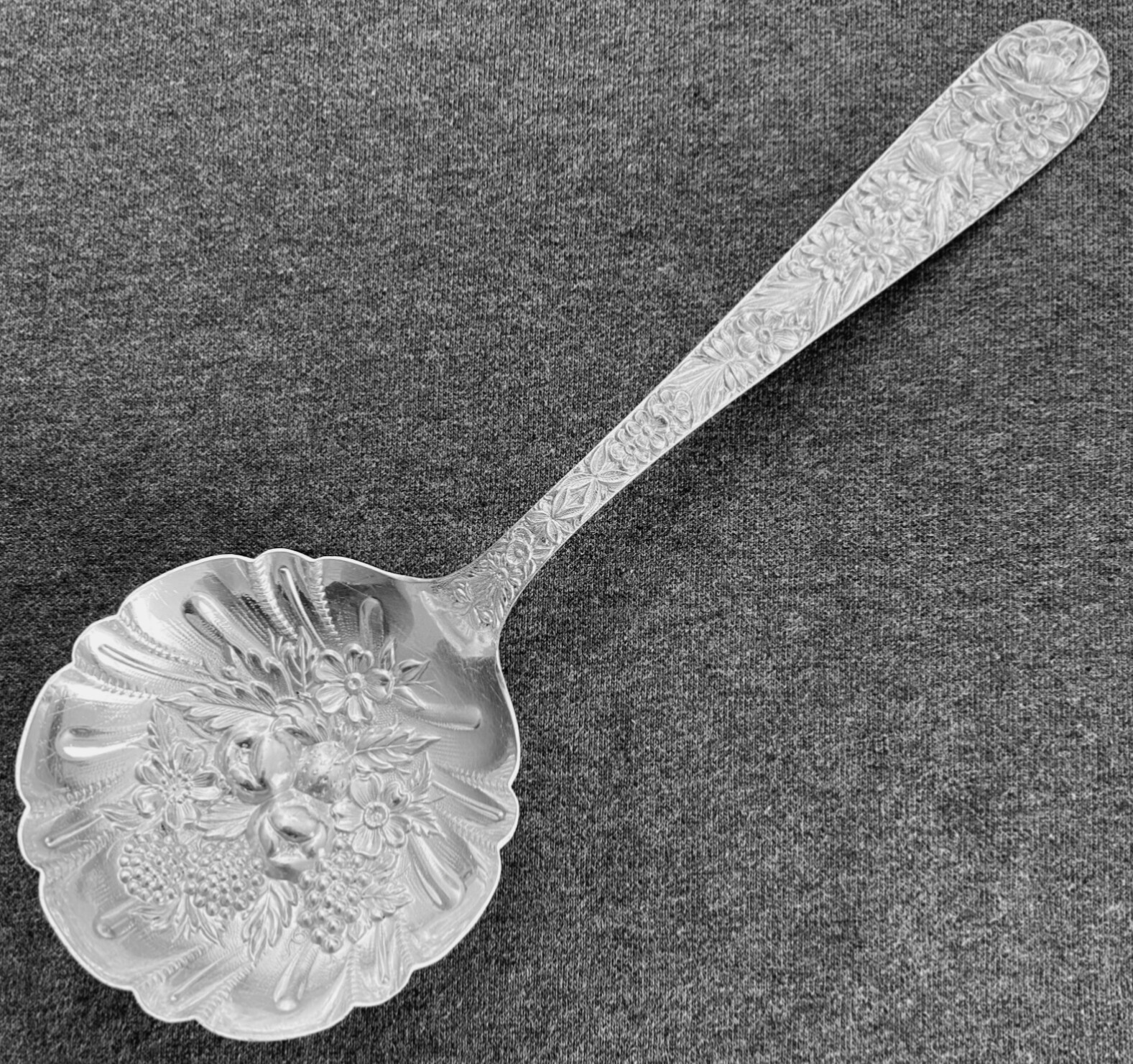 1 KIRK Repousse Large Solid Sterling Shell Berry/Casserole Spoon , 9 1/8” , 125g