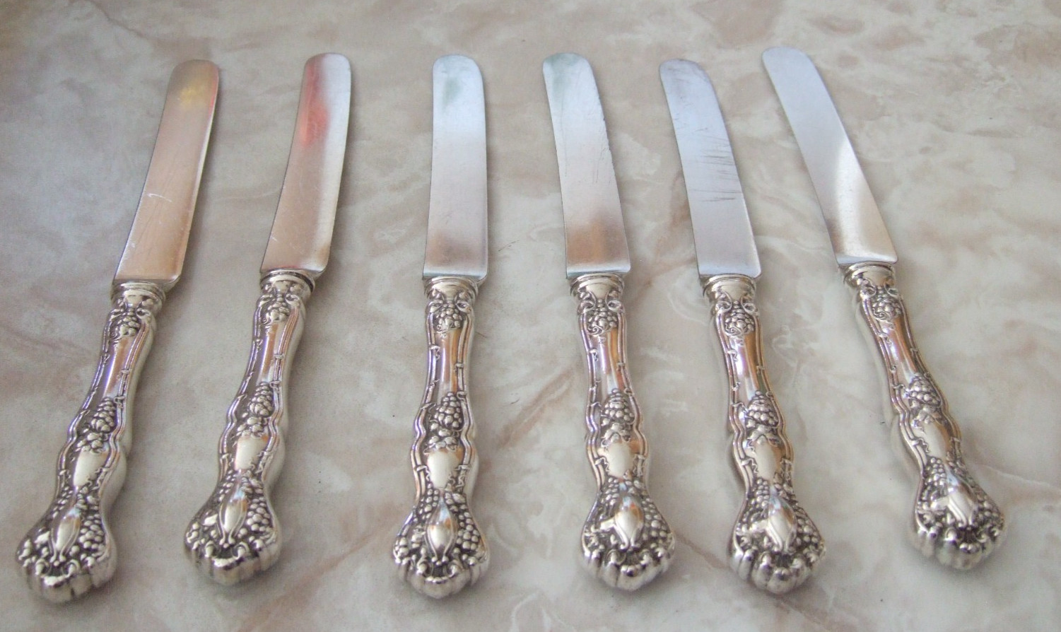 6 SOLID BLUNT DINNER KNIVES 1847 ROGERS BROS VINTAGE GRAPES Pattern Silverplate