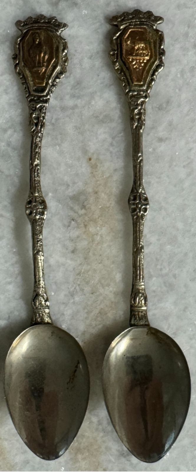 2 VTG Italy espresso spoons 3 7/8″ gold medallion fleur de lis silverplate